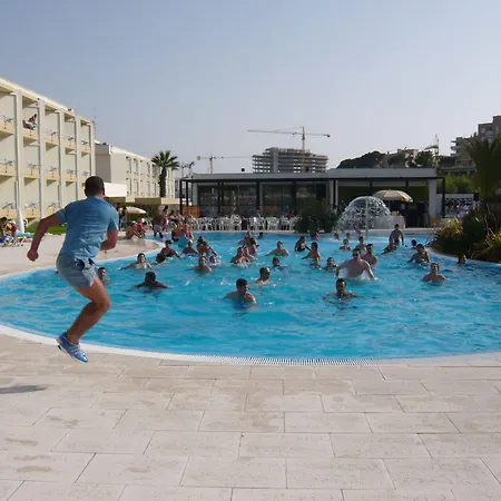 Отель Malibu Foz - La Maison Younan